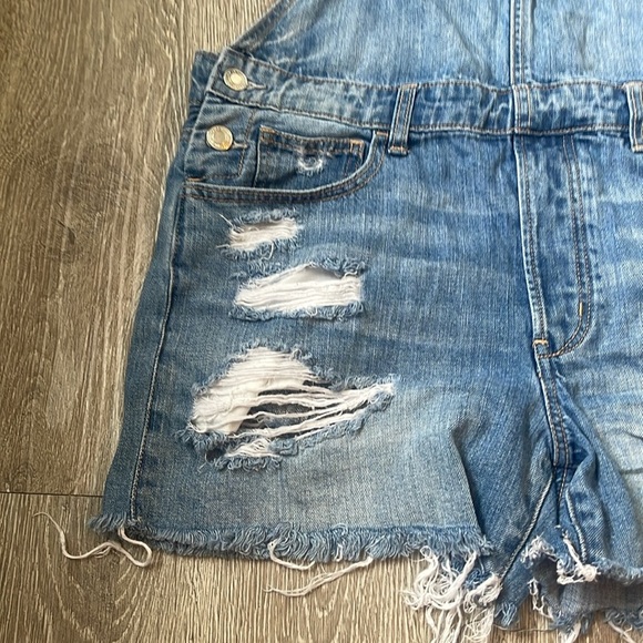 American eagle denim jean distressed shorts overalls medium
Blue size medium - Picture 3 of 9